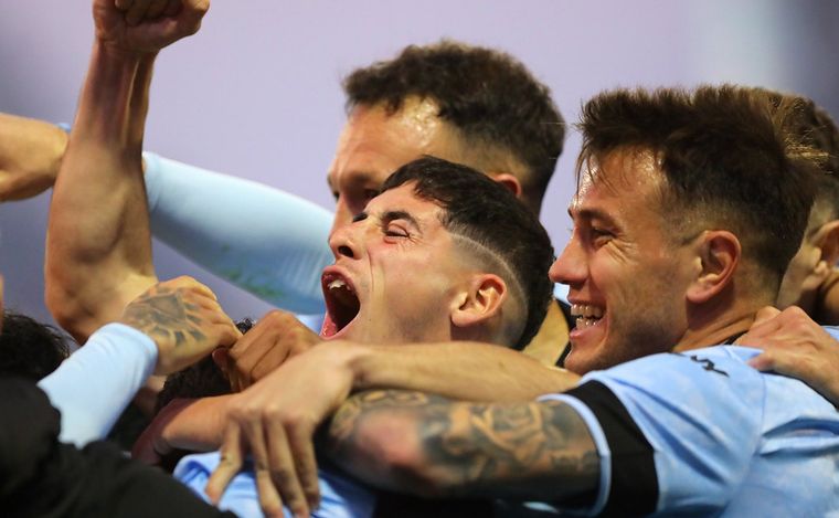 Los jugadores de Belgrano celebran el gol del triunfo.