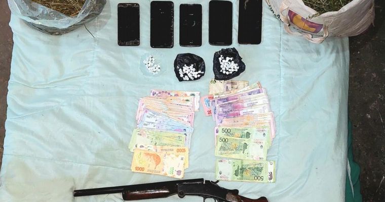 Detenidos, dinero y armas secuestradas tras allanamientos