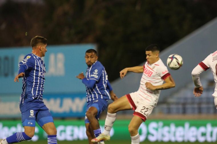 Godoy Cruz superó a Lanús en Córdoba.