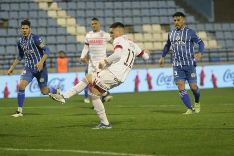 Godoy Cruz superó a Lanús en Córdoba.