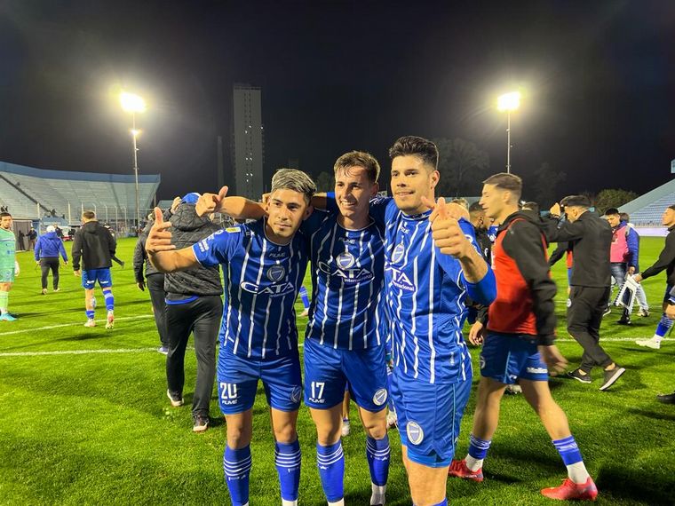 Los jugadores de Godoy Cruz celebran la clasificación (Foto: Daniel Cáceres)