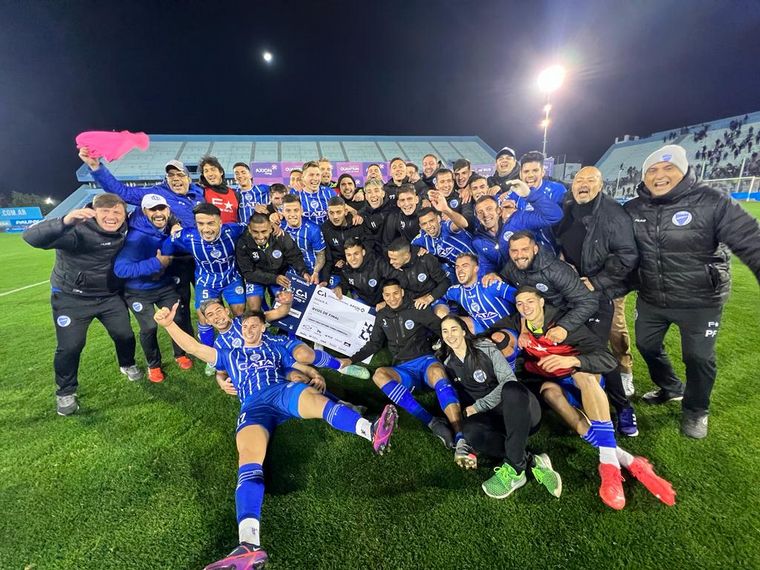 FOTO: Los jugadores de Godoy Cruz celebran la clasificación (Foto: Daniel Cáceres)
