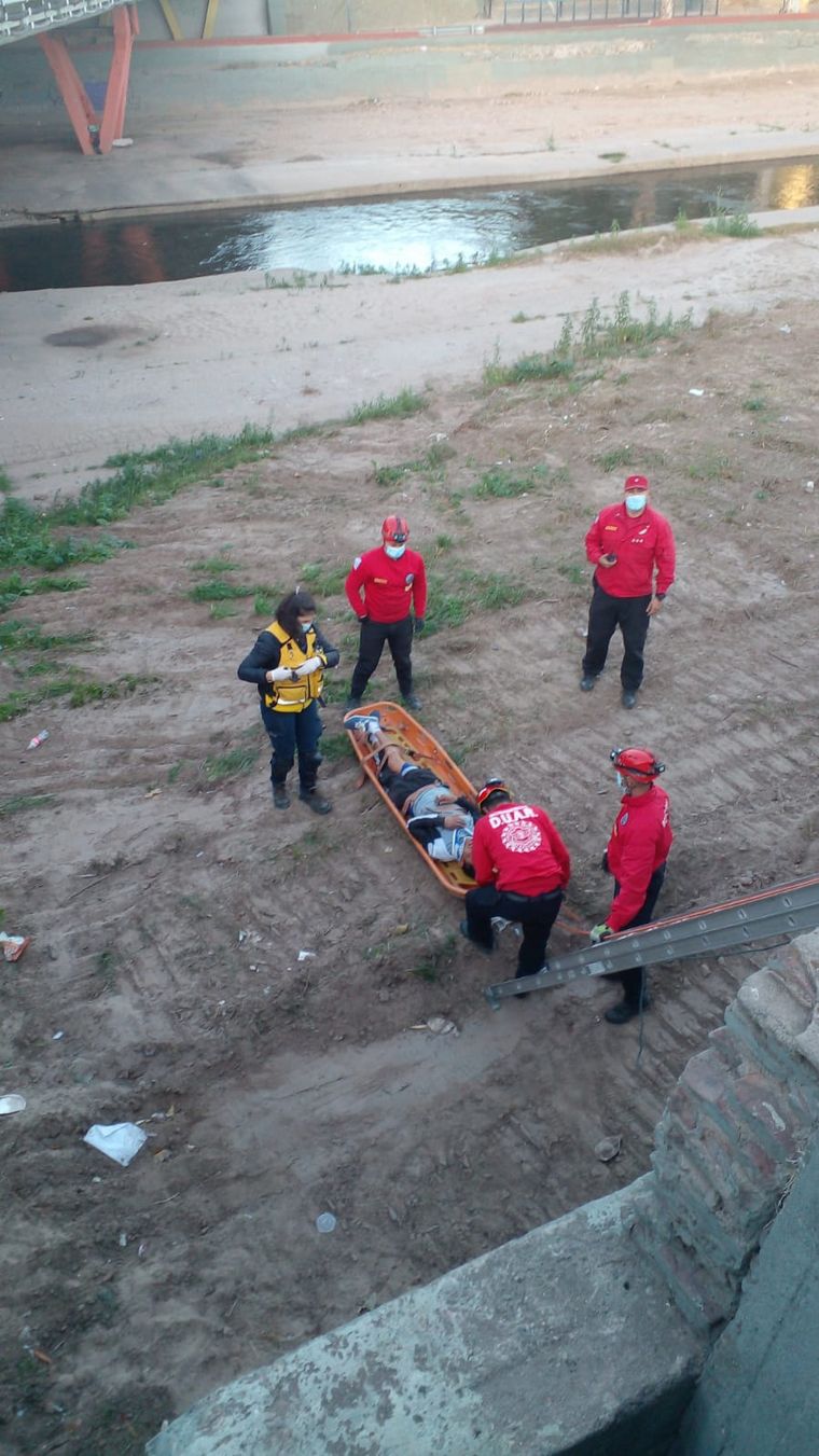 Hombre cayó de un puente limpiavidrios
