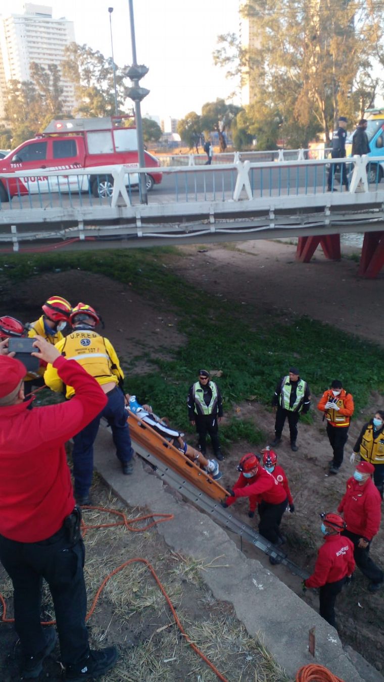 Hombre cayó de un puente limpiavidrios