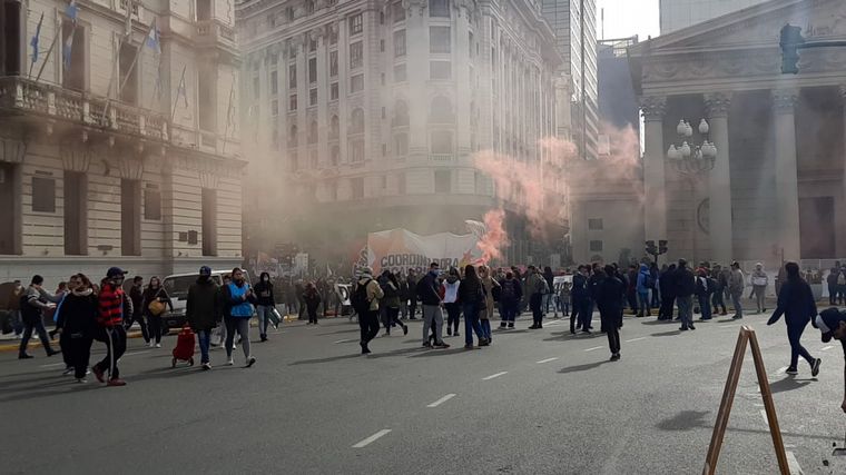 FOTO: Piqueteros marchan en Plaza de Mayo por más planes sociales.