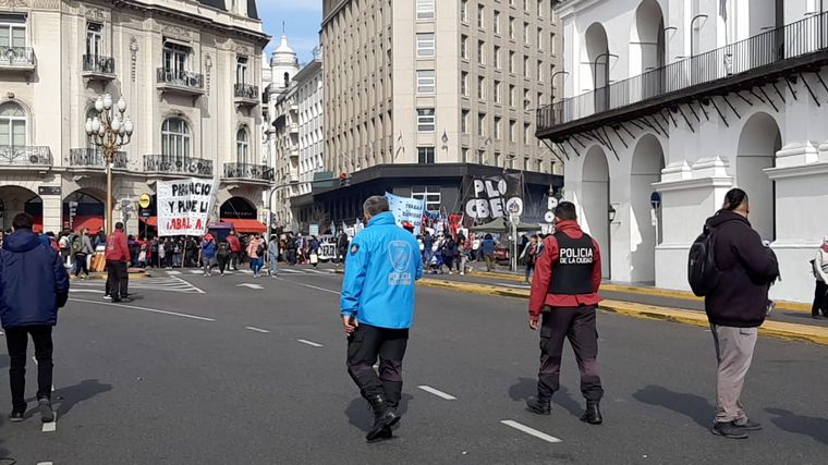 Piqueteros marchan en Plaza de Mayo por más planes sociales.