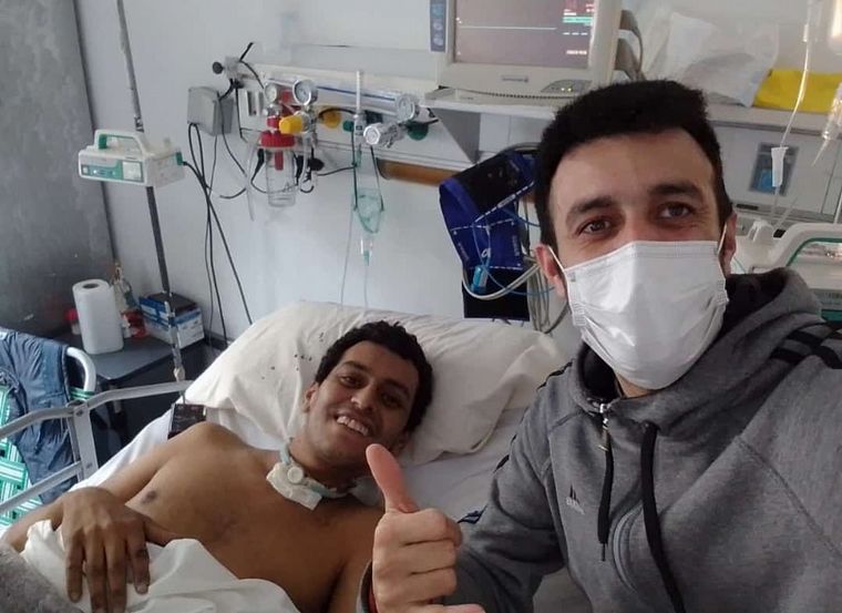 FOTO: La imagen del suboficial baleado en Rosario junto a su hermano se hizo viral.