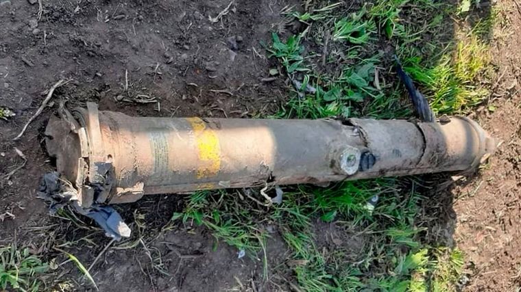 FOTO: El misil que hallaron los obreros municipales en La Plata (Foto: Infobae)