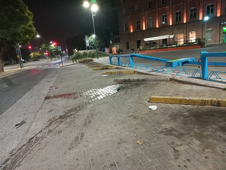 Un vehículo se despistó y destrozó una terminal de