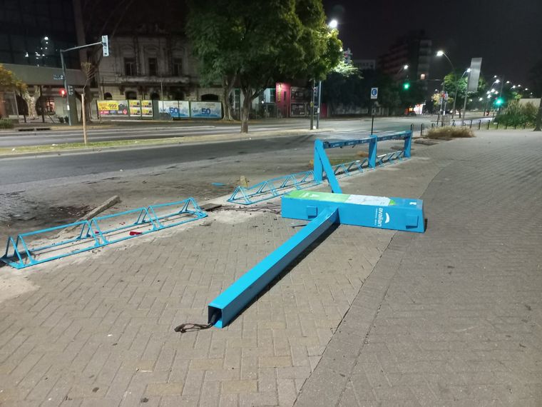 Un vehículo se despistó y destrozó una terminal de