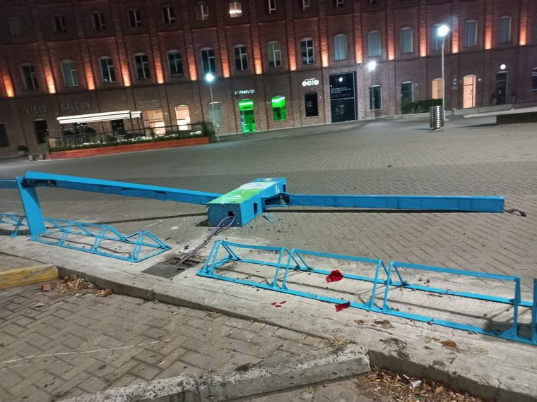 Un vehículo se despistó y destrozó una terminal de