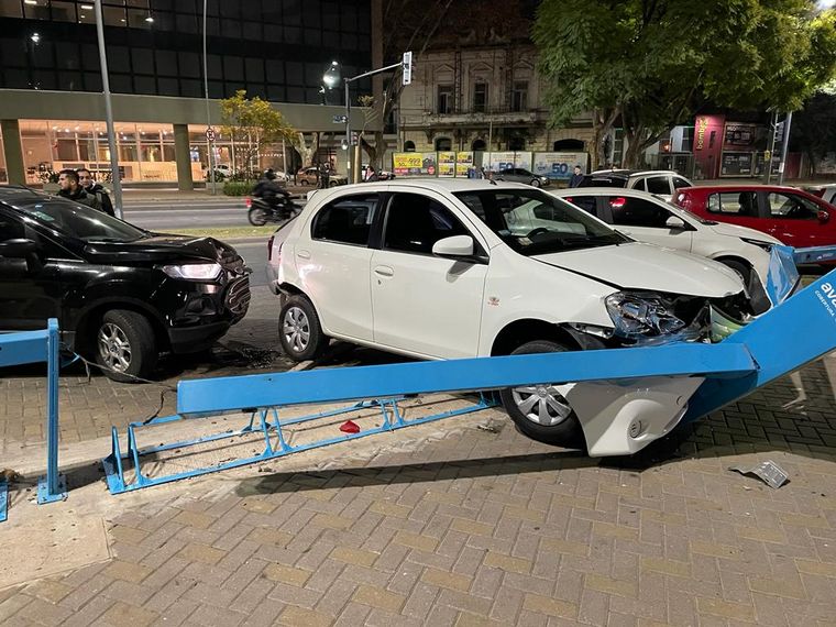 El auto quedó incrustado en la estación de bicicletas públicas.