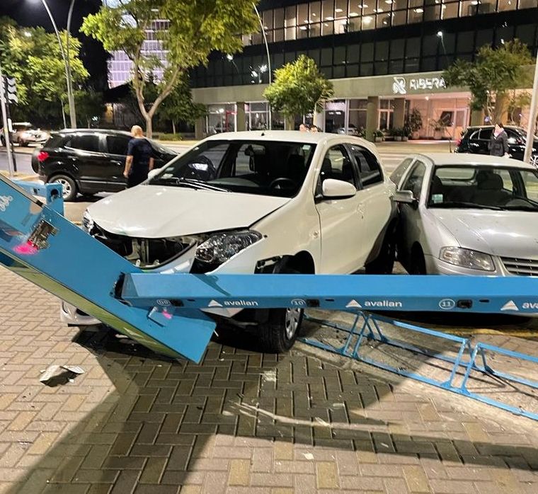 El auto quedó incrustado en la estación de bicicletas públicas.