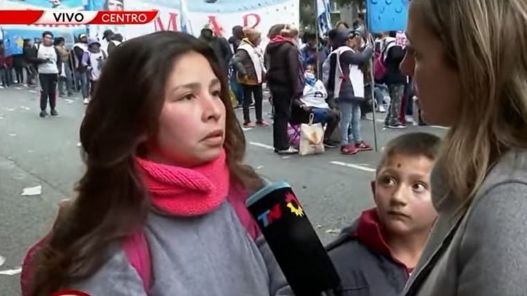 El reclamo de una joven que marchaba en Buenos Aires por más planes. (Foto: captura)