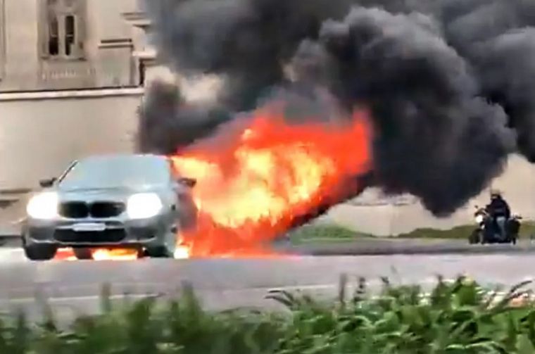 FOTO: Un auto de lujo se incendió en pleno centro de la ciudad de Buenos Aires. (Captura)
