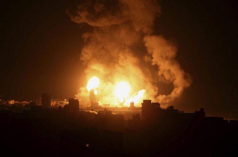 FOTO: Explosión causada por ataques aéreos israelíes sobre Gaza. (Foto: AP)