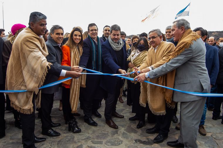 Éxito total en la primera jornada del Festival Nacional del Poncho en Catamarca.