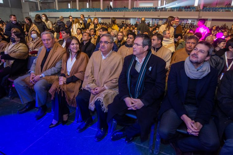 Éxito total en la primera jornada del Festival Nacional del Poncho en Catamarca.