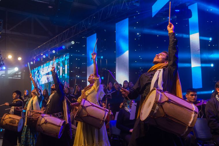 Éxito total en la primera jornada del Festival Nacional del Poncho en Catamarca.