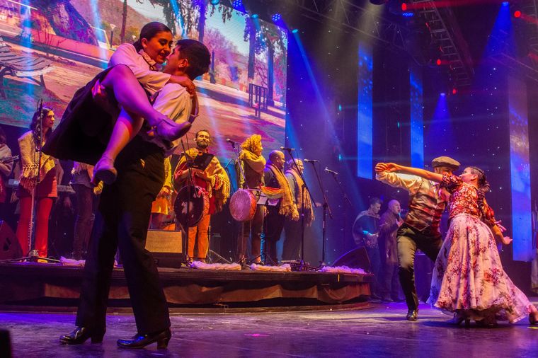 Éxito total en la primera jornada del Festival Nacional del Poncho en Catamarca.