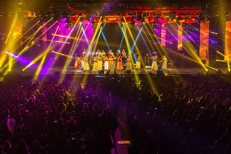 Éxito total en la primera jornada del Festival Nacional del Poncho en Catamarca.