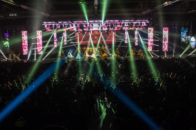 Éxito total en la primera jornada del Festival Nacional del Poncho en Catamarca.