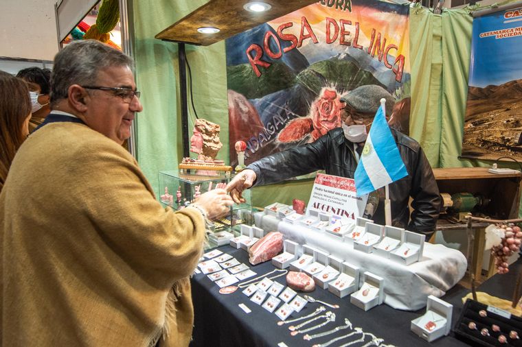 Éxito total en la primera jornada del Festival Nacional del Poncho en Catamarca.