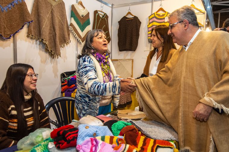 Éxito total en la primera jornada del Festival Nacional del Poncho en Catamarca.