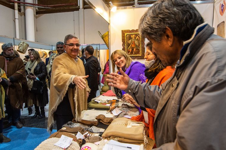 Éxito total en la primera jornada del Festival Nacional del Poncho en Catamarca.