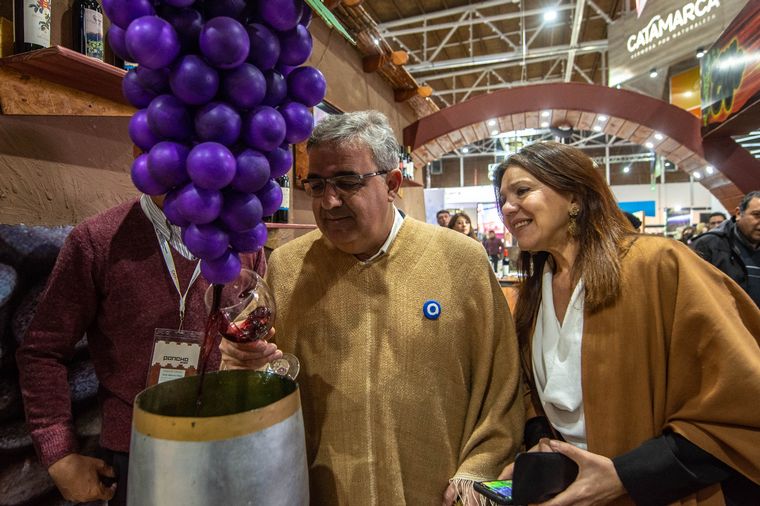 Éxito total en la primera jornada del Festival Nacional del Poncho en Catamarca.