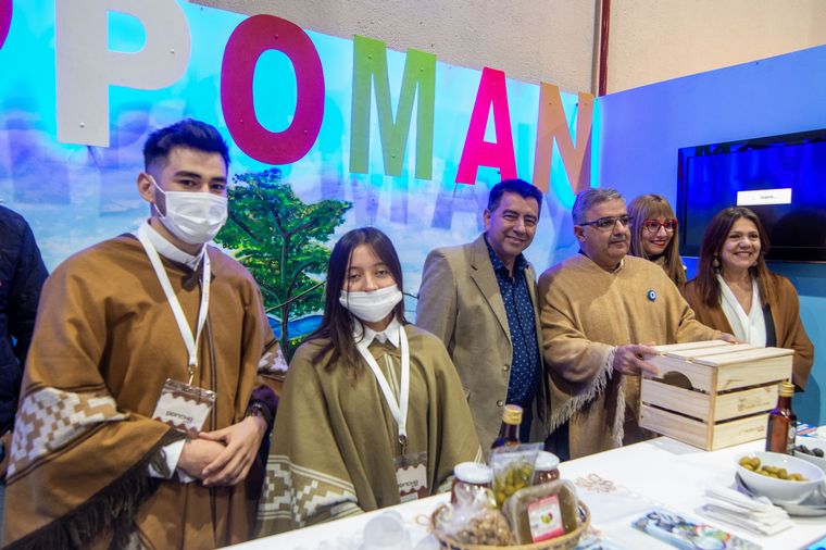 Éxito total en la primera jornada del Festival Nacional del Poncho en Catamarca.