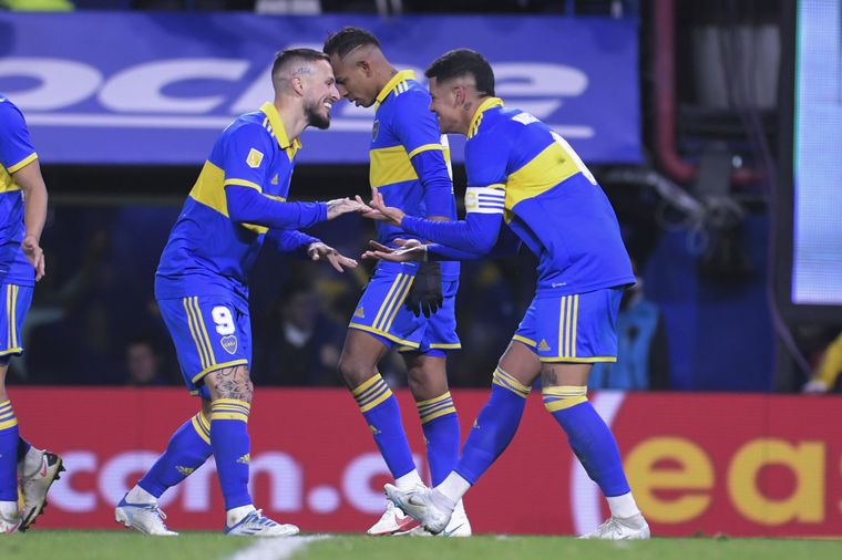 FOTO: Marcos Rojo y Darío Benedetto festejan el único gol del partido en 