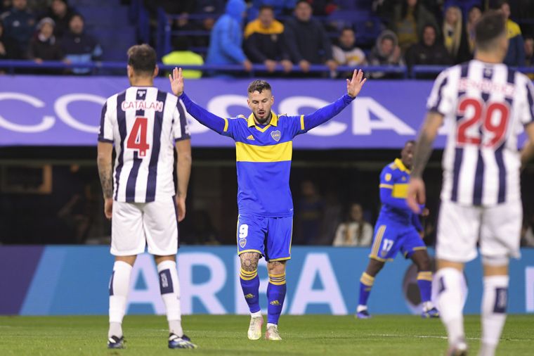 Darío Benedetto pide perdón luego de fallar un penal en el primer tiempo.