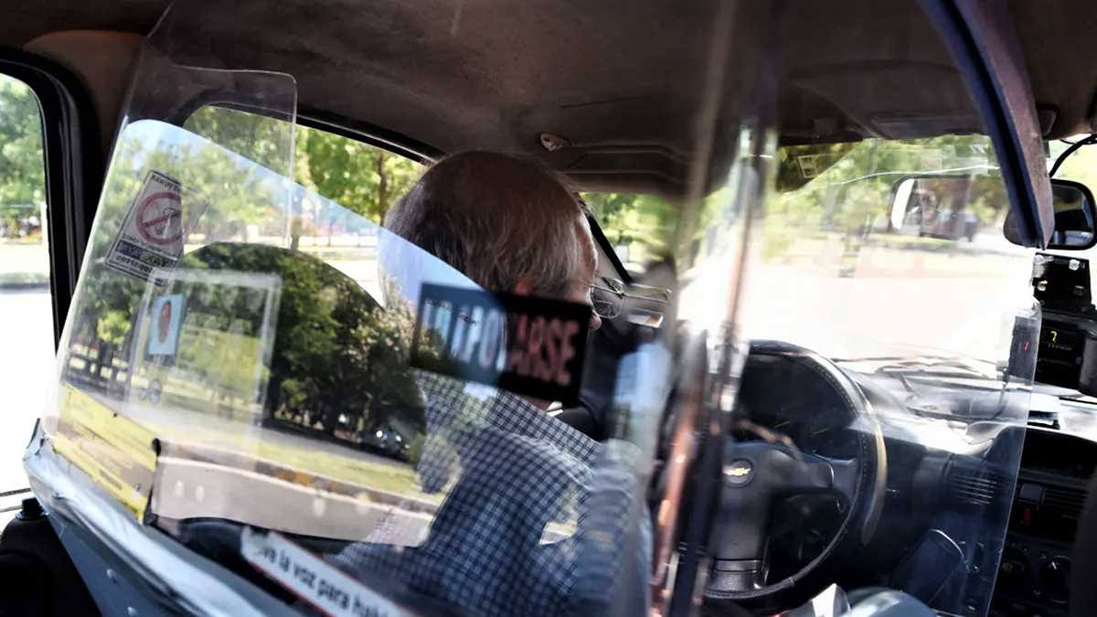 FOTO: Taxistas reclaman la colocación de mamparas antivandálicas en los vehículos.