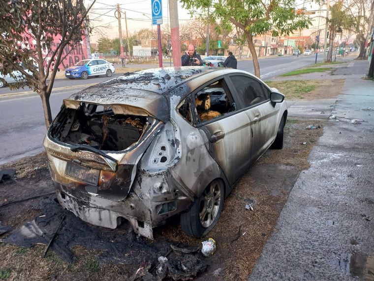 FOTO: El auto incendiado es un Ford Fiesta, que quedó destruido.