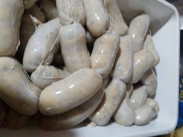 Una organización social fabrica chorizos elaborados con polenta para paliar el hambre