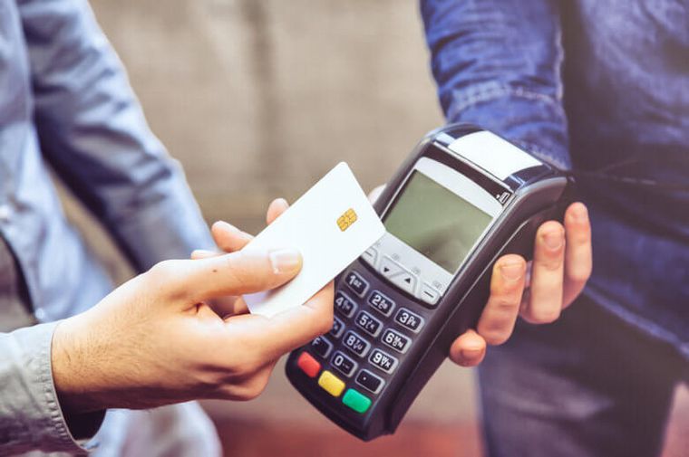 FOTO: Se aplicara dólar MEP para compras de no residentes con tarjetas de crédito y débito.