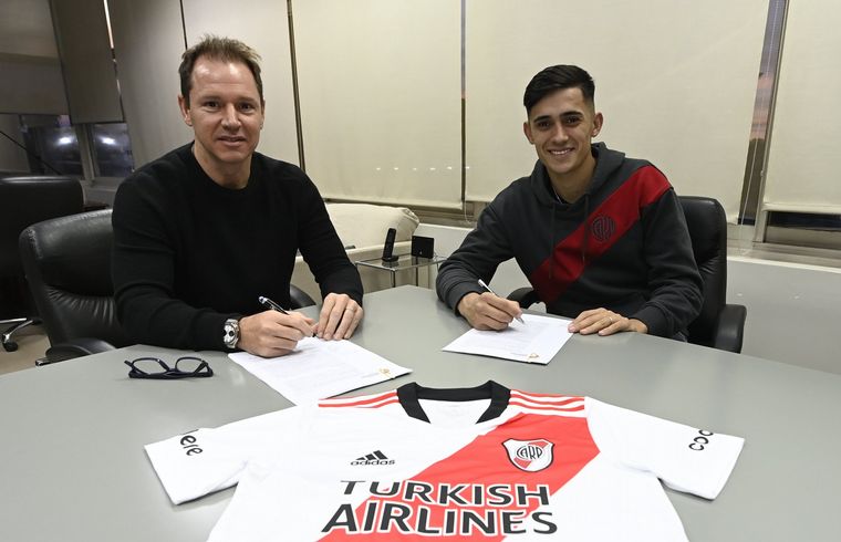 Pablo Solari, al momento de firmar su contrato en 