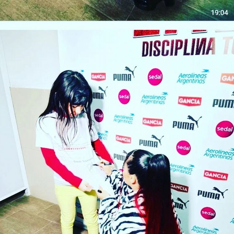 FOTO: Lali Espósito junto a su fan Zaira.