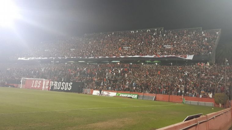 Newell's y todo el despliegue de su tradicional “banderazo” a días del clásico.