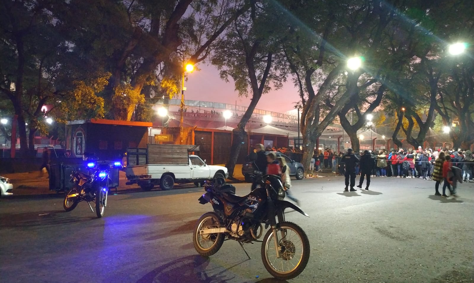Newell's y todo el despliegue de su tradicional “banderazo” a días del clásico.