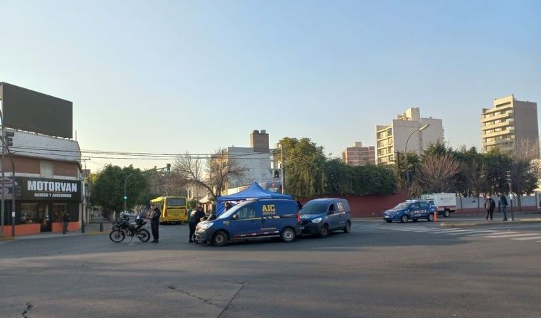 Motociclista que chocó a un colectivo murió por el impacto