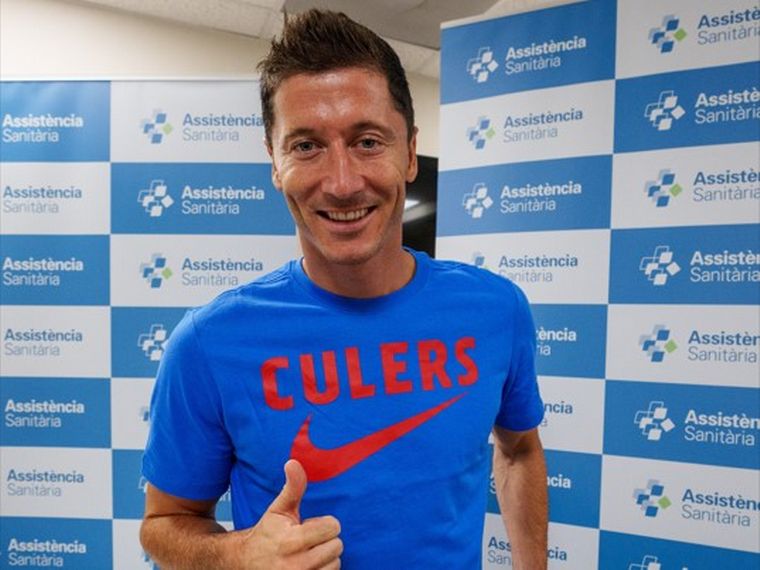 Robert Lewandowski firmó por cuatro años en Barcelona.