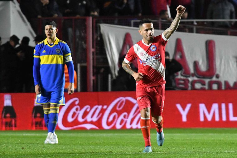 FOTO: Carabajal festeja el primer gol del encuentro luego de un derechazo fenomenal. 
