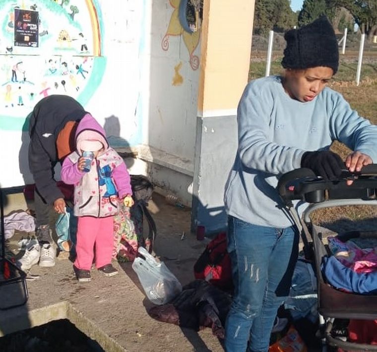Jesús y Jesi se encontraban junto a su niña de 3 años en una garita de colectivos.