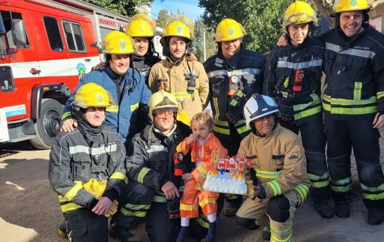 FOTO: Mateo festejó sus cinco años con sus héroes, los bomberos