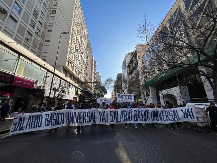 FOTO: Organizaciones sociales protestan en Córdoba este miércoles. 