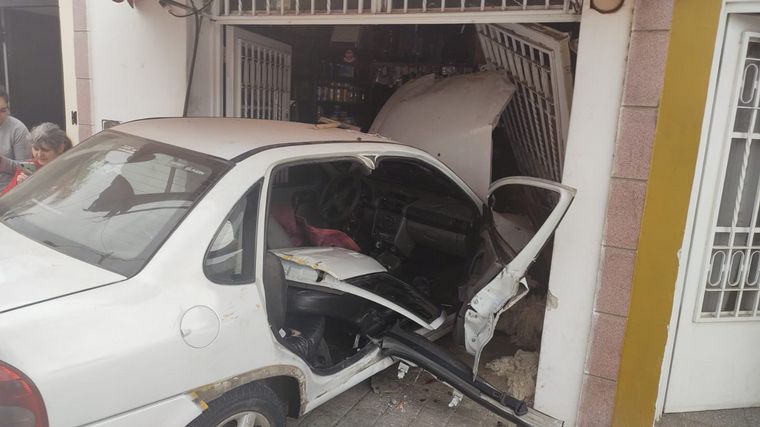 AUDIO: Un auto se incrustó en un comercio de barrio Zumarán
