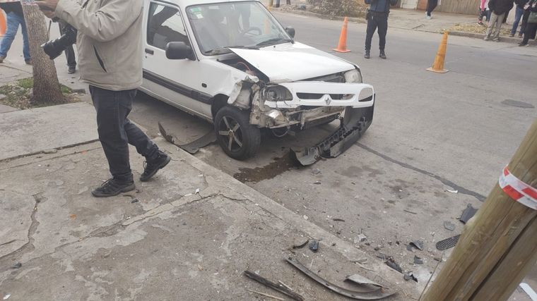 Un auto se incrustó en un comercio de barrio Zumarán