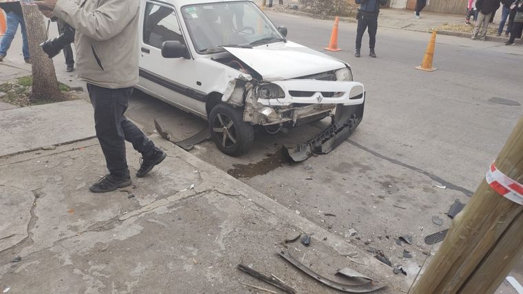 FOTO: Un auto se incrustó en un comercio de barrio Zumarán